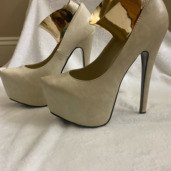 High heel platform with gold ankle bangle. - Picture 2 of 5